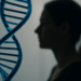Estudo mostra que mulheres têm mais variantes genéticas ligadas à depressão do que homens.