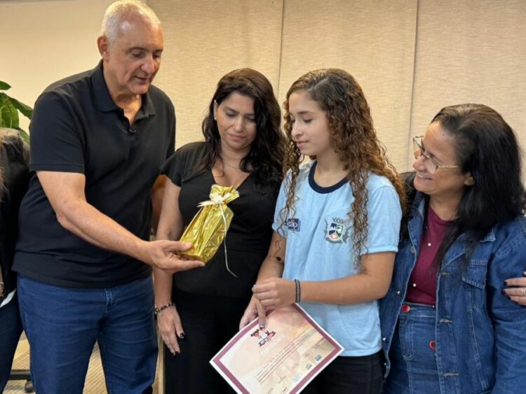 Cerimônia reconhece talentos da rede municipal de Rio das Ostras premiados em concurso do Ministério Público do Trabalho