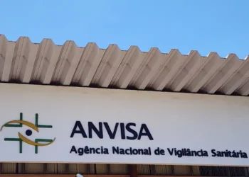 AGU questiona novo modelo de fila da Anvisa, que pode beneficiar grandes farmacêuticas com atuação internacional.