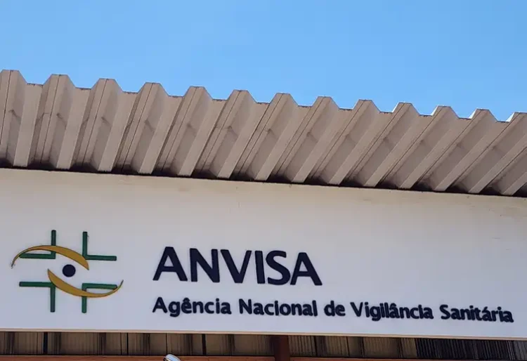 AGU questiona novo modelo de fila da Anvisa, que pode beneficiar grandes farmacêuticas com atuação internacional.