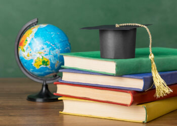 Novo Ensino Médio será implementado até 2027 com mudanças no currículo e no PNLD.