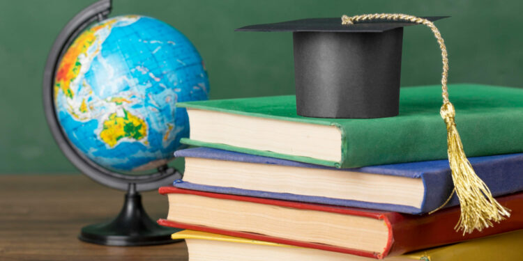Novo Ensino Médio será implementado até 2027 com mudanças no currículo e no PNLD.