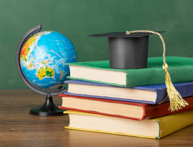 Novo Ensino Médio será implementado até 2027 com mudanças no currículo e no PNLD.