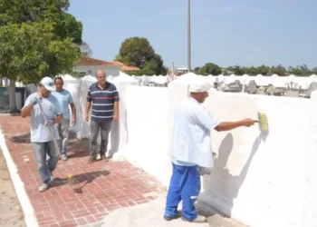 A Prefeitura de Quissamã realiza mutirão de limpeza, pintura e manutenção no Cemitério Público Municipal, preparando o local para receber centenas de visitantes no Dia de Finados, em 2 de novembro.