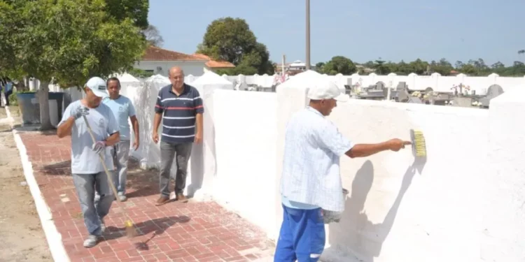 A Prefeitura de Quissamã realiza mutirão de limpeza, pintura e manutenção no Cemitério Público Municipal, preparando o local para receber centenas de visitantes no Dia de Finados, em 2 de novembro.