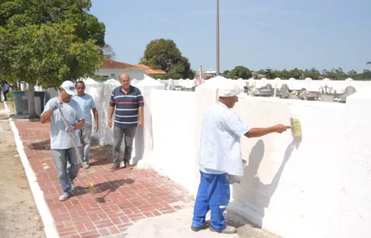 A Prefeitura de Quissamã realiza mutirão de limpeza, pintura e manutenção no Cemitério Público Municipal, preparando o local para receber centenas de visitantes no Dia de Finados, em 2 de novembro.