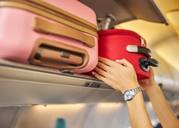 Câmara aprova urgência para projeto que proíbe companhias aéreas de cobrar por bagagem de mão.