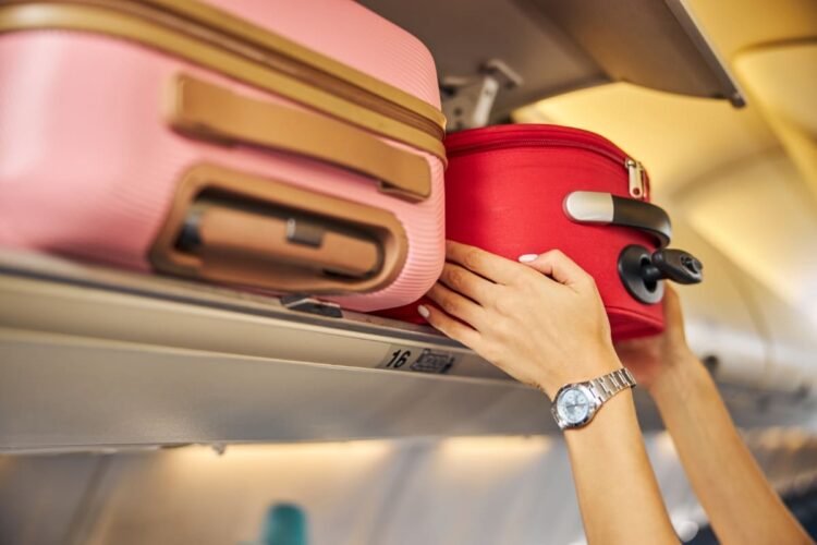 Câmara aprova urgência para projeto que proíbe companhias aéreas de cobrar por bagagem de mão.