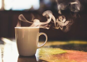 OMS alerta: café e chá muito quentes podem causar câncer de esôfago.