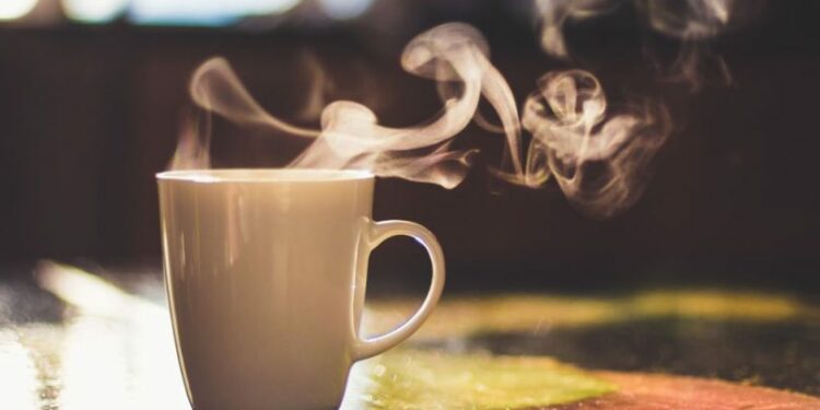 OMS alerta: café e chá muito quentes podem causar câncer de esôfago.