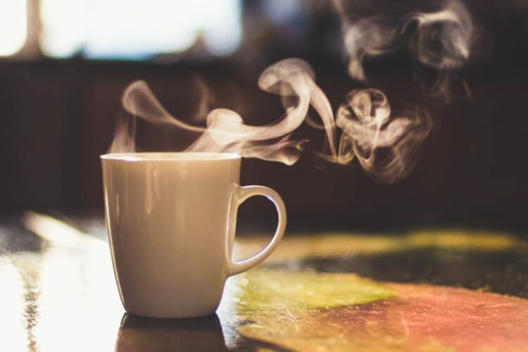 OMS alerta: café e chá muito quentes podem causar câncer de esôfago.