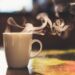 OMS alerta: café e chá muito quentes podem causar câncer de esôfago.