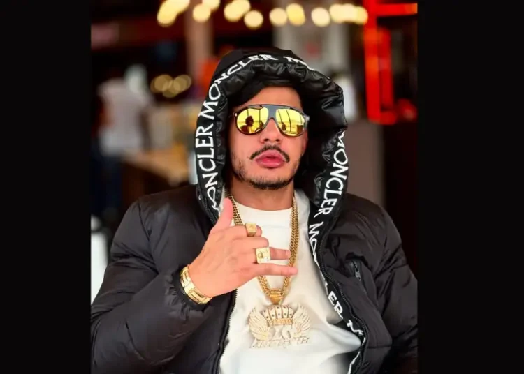 O rapper Hungria, 34, está internado em Brasília com suspeita de intoxicação por metanol após ingestão de bebida adulterada. Segundo boletim médico, ele segue em tratamento e fora de risco iminente.