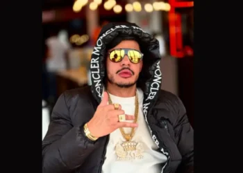 O rapper Hungria, 34, está internado em Brasília com suspeita de intoxicação por metanol após ingestão de bebida adulterada. Segundo boletim médico, ele segue em tratamento e fora de risco iminente.