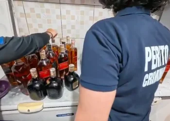 Subiu para quatro o número de casos suspeitos de intoxicação por metanol no Rio; saúde alerta para riscos.