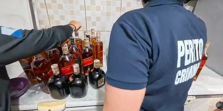 Subiu para quatro o número de casos suspeitos de intoxicação por metanol no Rio; saúde alerta para riscos.