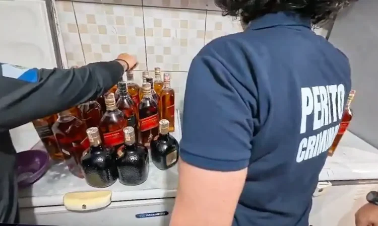 Subiu para quatro o número de casos suspeitos de intoxicação por metanol no Rio; saúde alerta para riscos.