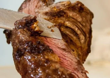 O preço mundial da carne subiu quase 10% em 2025, atingindo recorde histórico segundo a FAO. Já o leite e o açúcar registraram queda, impulsionada pela maior produção no Brasil e na Ásia.
