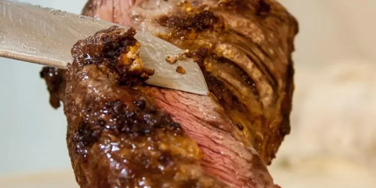 O preço mundial da carne subiu quase 10% em 2025, atingindo recorde histórico segundo a FAO. Já o leite e o açúcar registraram queda, impulsionada pela maior produção no Brasil e na Ásia.