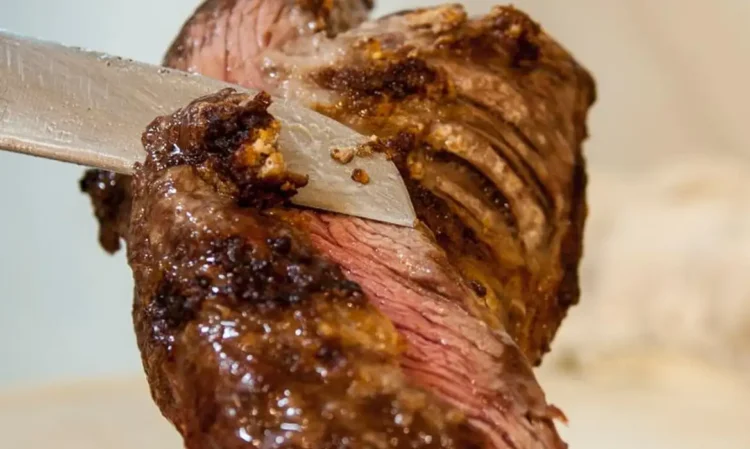 O preço mundial da carne subiu quase 10% em 2025, atingindo recorde histórico segundo a FAO. Já o leite e o açúcar registraram queda, impulsionada pela maior produção no Brasil e na Ásia.