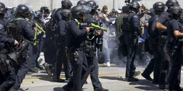 Trump prepara envio de agentes federais a São Francisco, gerando reação do governador da Califórnia e mobilização local.