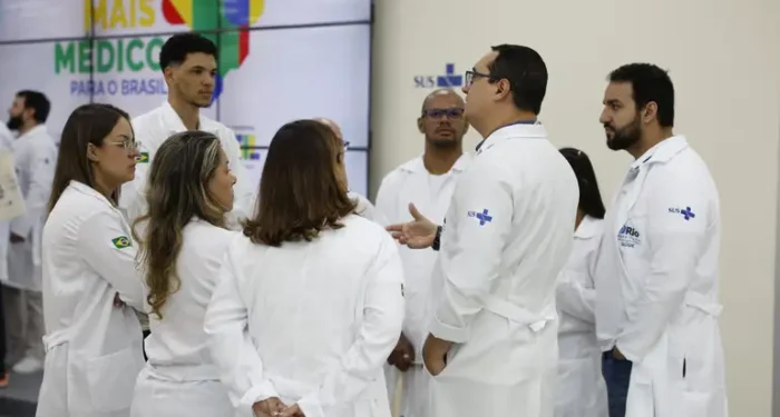 Segunda chamada do projeto Mais Médicos Especialistas encerra inscrições nesta sexta-feira (3). São quase 3 mil vagas em hospitais e ambulatórios do SUS, com cursos de aperfeiçoamento profissional.