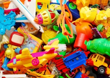 Pesquisa com 70 brinquedos mostra falhas graves de segurança e risco à saúde de crianças.