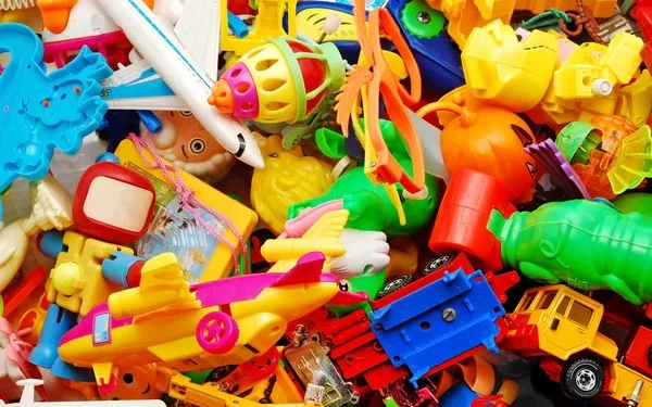 Pesquisa com 70 brinquedos mostra falhas graves de segurança e risco à saúde de crianças.