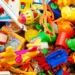 Pesquisa com 70 brinquedos mostra falhas graves de segurança e risco à saúde de crianças.