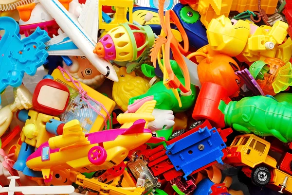 Pesquisa com 70 brinquedos mostra falhas graves de segurança e risco à saúde de crianças.
