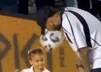 Cena com Mavie e Neymar emociona torcedores durante jogo entre Santos e Corinthians