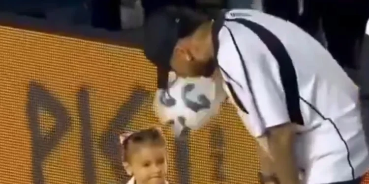 Cena com Mavie e Neymar emociona torcedores durante jogo entre Santos e Corinthians