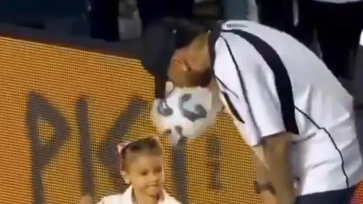 Cena com Mavie e Neymar emociona torcedores durante jogo entre Santos e Corinthians