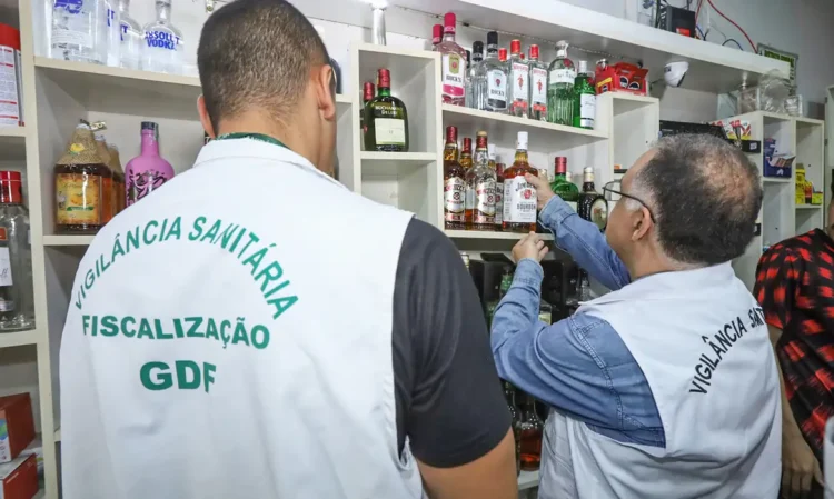 Fiscalização no Distrito Federal apreende 19 litros de bebidas clandestinas e interdita três bares após registro de intoxicação por metanol. Ação envolveu vigilância sanitária, PMDF e DF Legal.