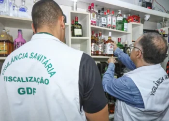 Fiscalização no Distrito Federal apreende 19 litros de bebidas clandestinas e interdita três bares após registro de intoxicação por metanol. Ação envolveu vigilância sanitária, PMDF e DF Legal.