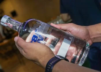 bebidas adulteradas, operação policial, metanol, intoxicação, Niterói, Rio de Janeiro, DRCPIM, saúde pública, fiscalização, Procon