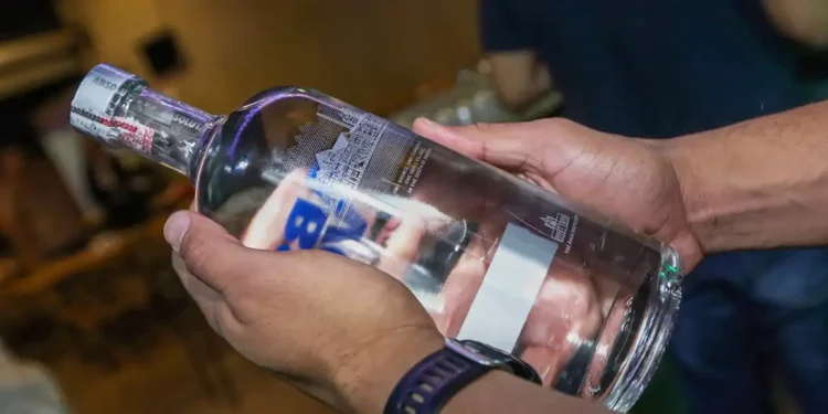 bebidas adulteradas, operação policial, metanol, intoxicação, Niterói, Rio de Janeiro, DRCPIM, saúde pública, fiscalização, Procon