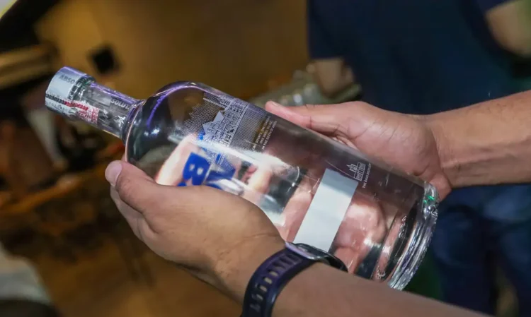 bebidas adulteradas, operação policial, metanol, intoxicação, Niterói, Rio de Janeiro, DRCPIM, saúde pública, fiscalização, Procon