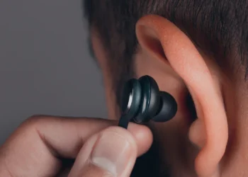 Uso excessivo de fones com cancelamento de ruído pode estar ligado a dificuldades auditivas.