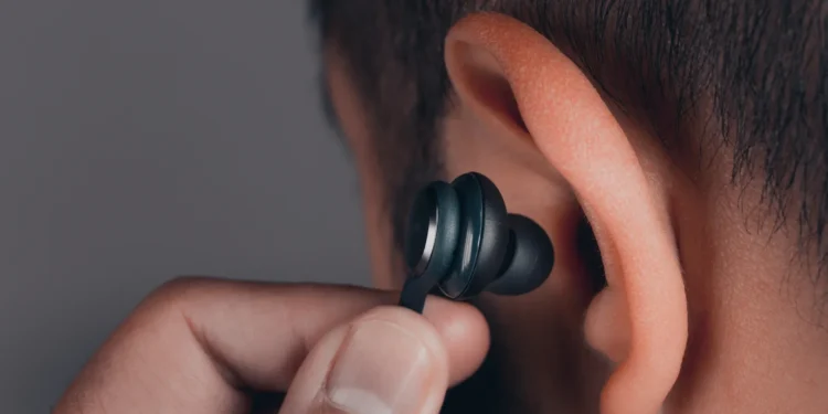 Uso excessivo de fones com cancelamento de ruído pode estar ligado a dificuldades auditivas.
