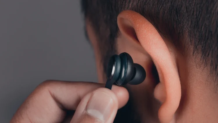 Uso excessivo de fones com cancelamento de ruído pode estar ligado a dificuldades auditivas.