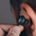 Uso excessivo de fones com cancelamento de ruído pode estar ligado a dificuldades auditivas.