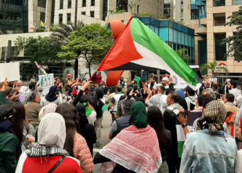 Sob sol forte, manifestantes marcham na Paulista pedindo posição mais firme do Brasil sobre o conflito.