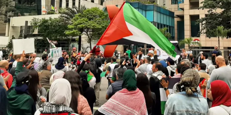 Sob sol forte, manifestantes marcham na Paulista pedindo posição mais firme do Brasil sobre o conflito.