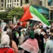 Sob sol forte, manifestantes marcham na Paulista pedindo posição mais firme do Brasil sobre o conflito.