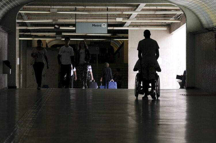 Foi sancionada a Lei 15.229, que obriga o Ministério Público a iniciar ação penal em casos de estelionato contra pessoas com deficiência, mesmo sem denúncia da vítima. Medida amplia proteção prevista no Código Penal.