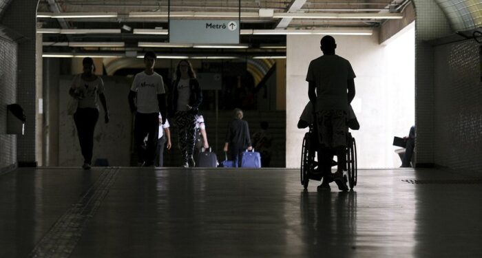 Foi sancionada a Lei 15.229, que obriga o Ministério Público a iniciar ação penal em casos de estelionato contra pessoas com deficiência, mesmo sem denúncia da vítima. Medida amplia proteção prevista no Código Penal.