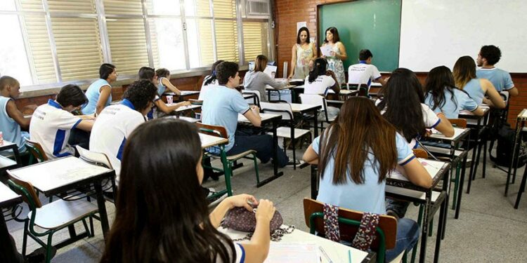 Reforma do ensino médio amplia carga horária e reorganiza o material didático do PNLD 2026.