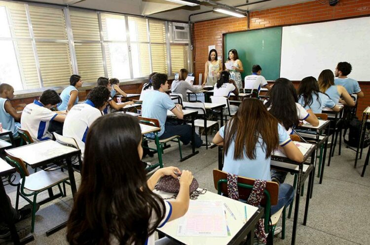 Reforma do ensino médio amplia carga horária e reorganiza o material didático do PNLD 2026.