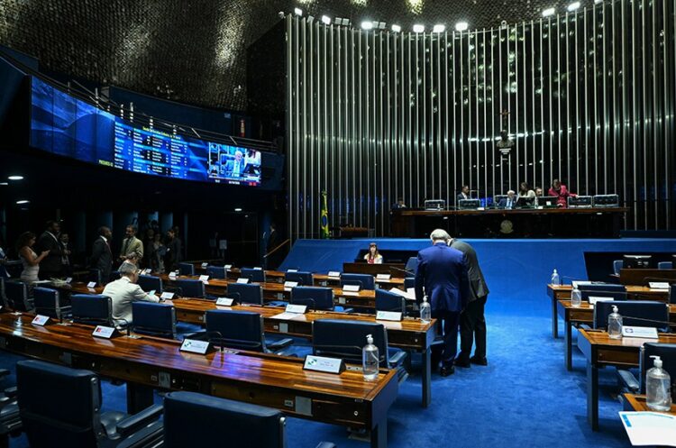 Projeto no Senado propõe isenção de Imposto de Renda para professores que ganham até R$ 10 mil